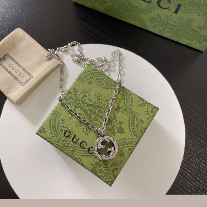 G*u*i necklaces